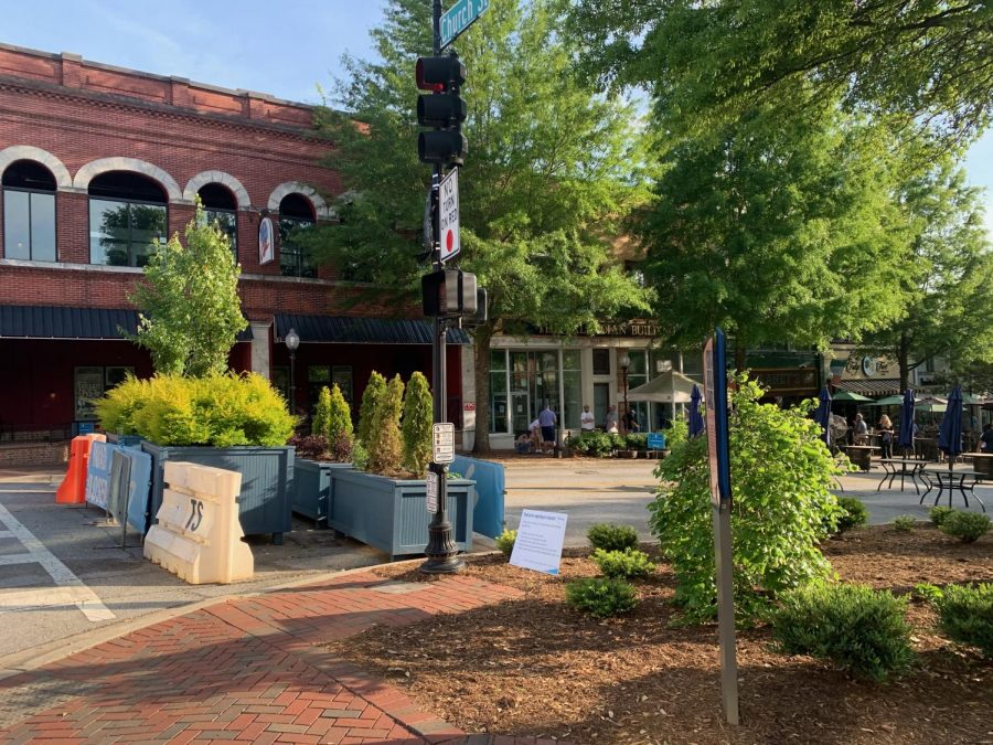 Downtowns West Main Street has been closed to traffic to allow for outdoor seating during COVID-19 restrictions, however the blockage is planned to remain despite loosened restrictions.