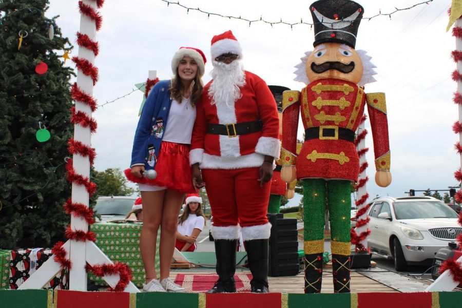 Anne Hamilton Karn (10) poses with Santa, aka Micah Kennedy (10), on the sophomores Homecoming float.
