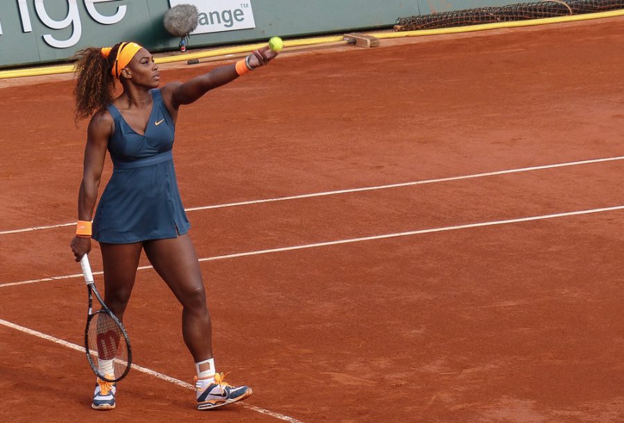 Serena Williams about to serve in the 2ème tour Roland Garros 2013.
