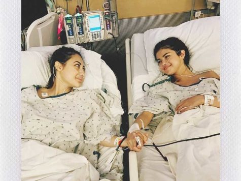 Selena Gomez (left) prepares to receive kidney from best friend Francia Raisa (right). 