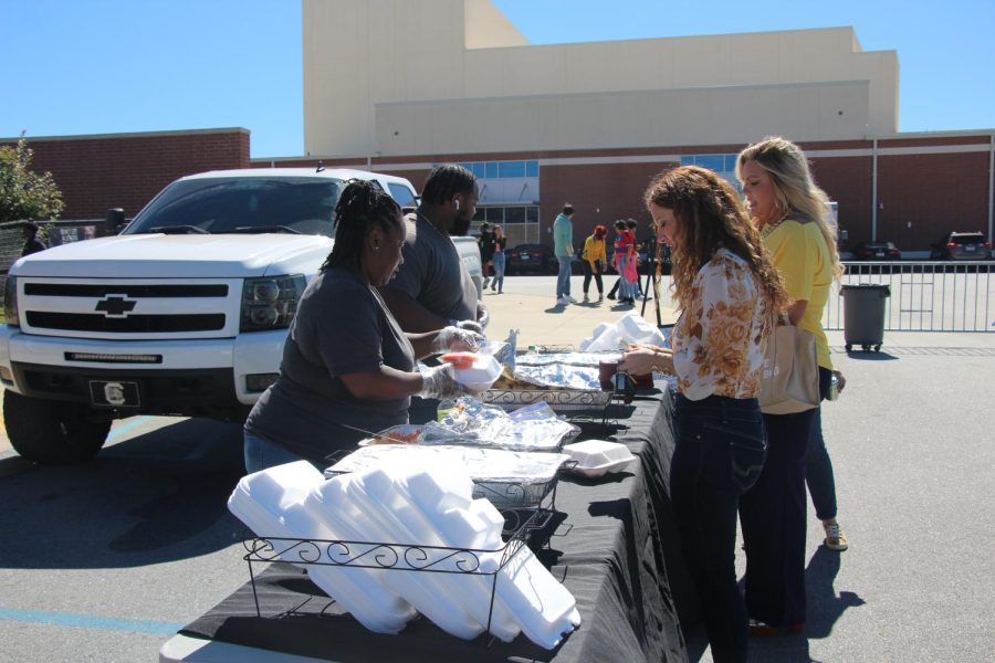 Students and teachers get barbecue at Fun Lunch. 