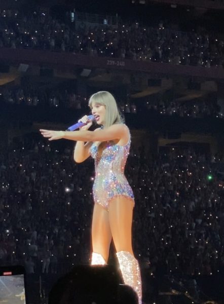 Taylor Swift preforms her song The Archer in Atlanta.