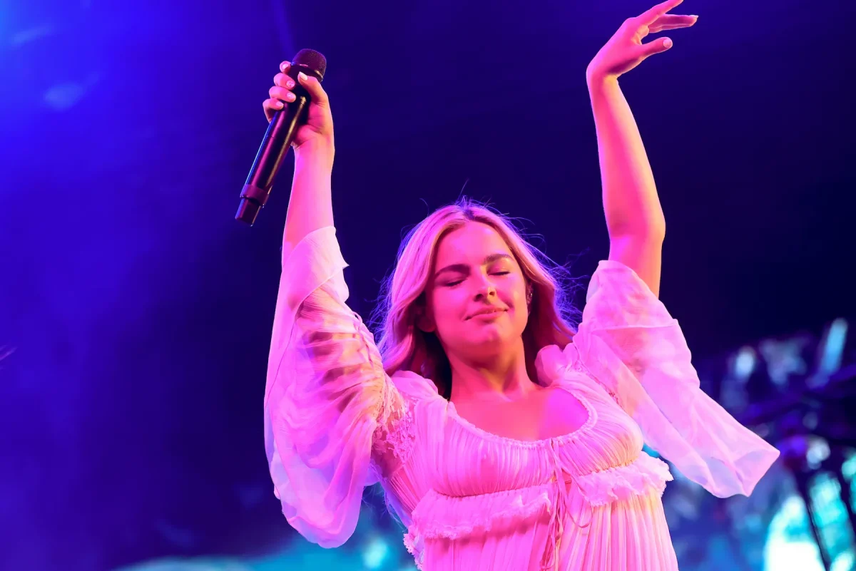 Addison Rae's performances have boosted her popularity and introduced her into mainstream pop music.